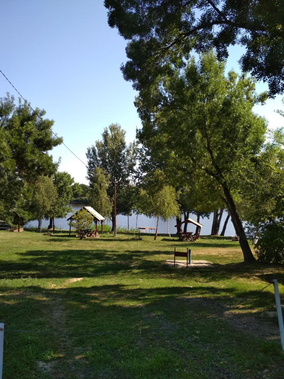 Golya Vendeghaz Apartment Tiszaug Bagian luar foto